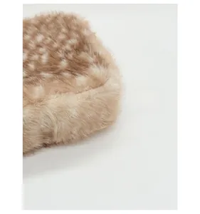 Détail du fond renforcé et de la fourrure synthétique à motif cerf du sac à bandoulière
