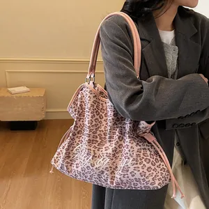 Rosa Canvas-Einkaufstasche mit Leopardenmuster, Kordelzug und Schultergurten aus Leder