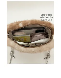 Vue intérieure du sac en peluche à imprimé cerf montrant l'espace de rangement