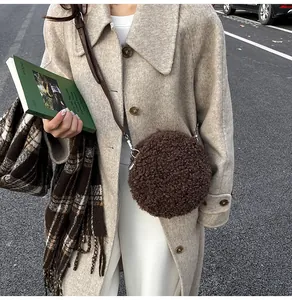 Détail d'un sac rond en peluche marron avec texture douce en fausse fourrure chic
