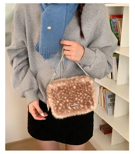 Détail du sac bandoulière en peluche à motif faon avec fausse fourrure et chaîne argentée