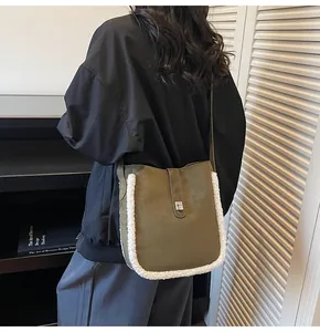 Detail der olivgrünen Wildledertasche mit Lammfellbesatz und Metallverschluss