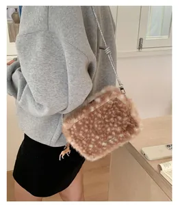 Détail du sac bandoulière en peluche motif daim avec chaîne argentée et pendentif faon