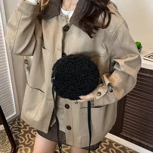 Petit sac rond rétro en polaire noire avec texture laine d'agneau et bandoulière