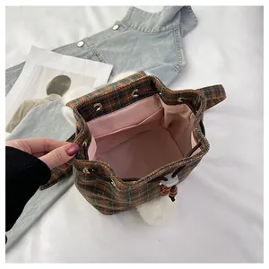 Détail du sac à carreaux vintage montrant la doublure rose et la poche intérieure