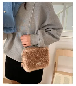 Détail du sac à bandoulière en fausse fourrure motif cerf avec chaîne métallique