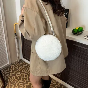 Petit sac à bandoulière rond en laine d'agneau blanche douce avec sangle en cuir