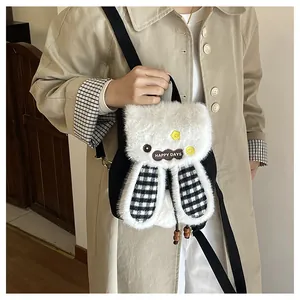 Détail du sac à dos lapin en peluche avec oreilles à carreaux et patch Happy Days