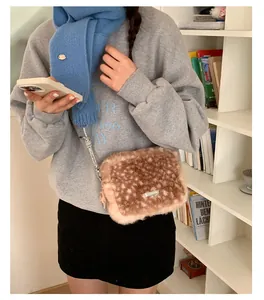 Détail du sac à bandoulière en peluche à motif faon avec logo en métal et bandoulière chaîne