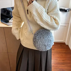 Sac à bandoulière rond en peluche grise avec pull en maille et jupe plissée d'automne