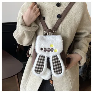 Détail d'un sac à dos lapin en peluche avec oreilles à carreaux et accessoires fleuris
