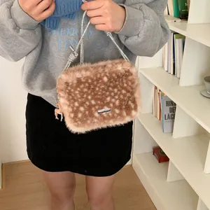 Sac bandoulière en fausse fourrure à motif cerf avec chaîne argentée pour l'hiver