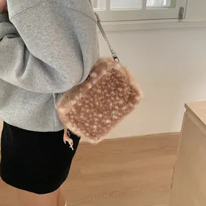 Sac bandoulière en peluche motif daim marron avec chaîne argentée et petit bijou cerf