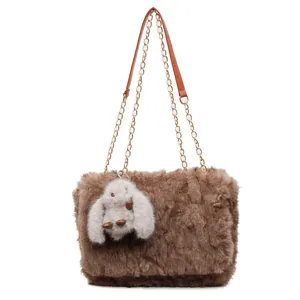 Sac bandoulière en peluche marron en fausse fourrure avec chaîne dorée et lapin