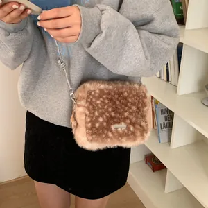 Sac à bandoulière en peluche à motif faon avec chaîne argentée pour style d'hiver