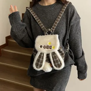 Sac à dos mignon en peluche lapin avec bretelles à carreaux et texture crème douce