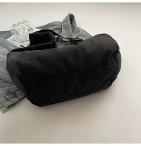 Sac à bandoulière matelassé noir avec bandoulière réglable et accessoires décontractés