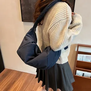 Sac hobo minimaliste en nylon bleu marine en forme de croissant pour un look décontracté