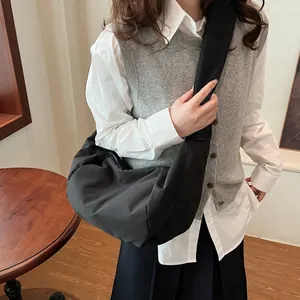 Sac hobo croissant en nylon noir avec large bandoulière et design spacieux décontracté