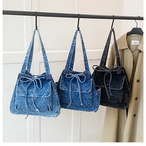 Detalle de bolsos tote de mezclilla vintage con lazos en tres tonos de lavado diferentes