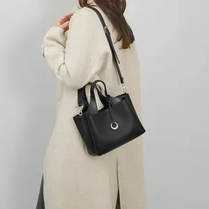 Sac fourre-tout en cuir litchi noir avec anneau argenté et bandoulière réglable