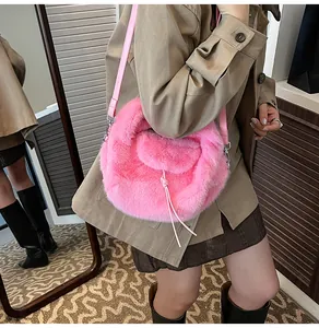 Détail du sac à main en peluche rose vif avec bandoulière nouée et texture douce