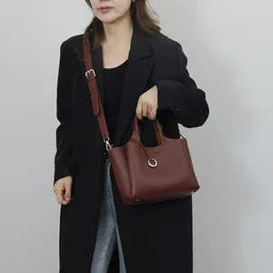 Sac fourre-tout en cuir bordeaux à motif litchi avec détail d'anneau argenté