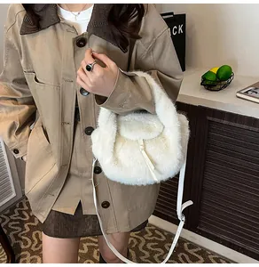 Détail du sac à main en fausse fourrure blanche montrant la texture et la bandoulière