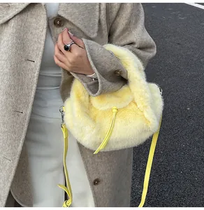 Détail du sac à bandoulière en peluche jaune pâle avec fausse fourrure et manteau en laine