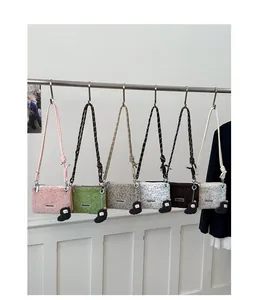 Détail de sacs bandoulière en laine d'agneau en six couleurs avec breloques coeur