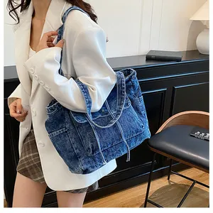 Detalle de bolso tote denim vintage con bolsillos laterales y textura de lavado nieve