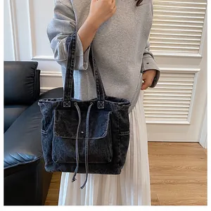 Detalle de bolso tote retro de mezclilla con bolsillos y diseño de cordón ajustable