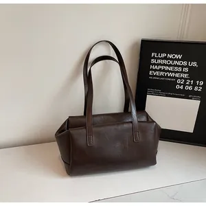 Détail du sac bandoulière marron foncé en similicuir vintage avec texture plissée