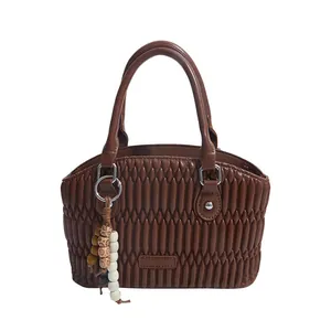 Bolso de mano plisado marrón oscuro con borla de cuentas y herrajes plateados chic