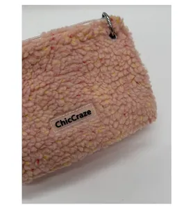 Gros plan sur la fausse fourrure rose à pois colorés et l'étiquette de marque chic