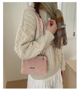Détail du sac bandoulière rose en laine d'agneau pelucheuse montrant la texture douce