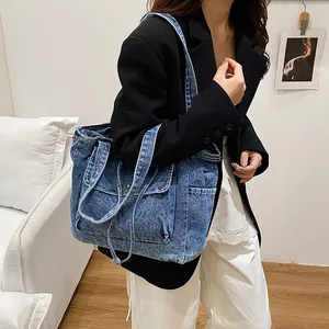 Bolso tote retro de mezclilla azul con bolsillos de solapa y correas de hombro dobles