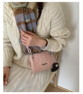 Détail du sac bandoulière rose en laine d'agneau avec étiquette ChicCraze et cœur
