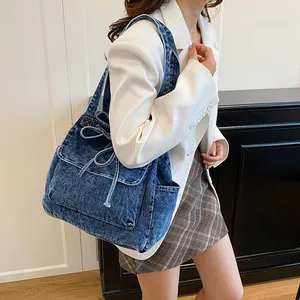 Bolso tote de mezclilla azul oscuro lavado con prácticos bolsillos frontales ajustables