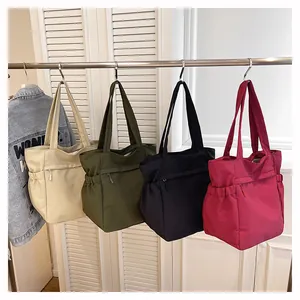 Vista dettagliata delle borse tote casual in nylon in beige, verde, nero e rosa
