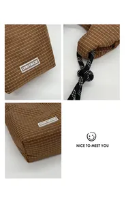 Detail des CHIC GRAZE Logos und kariertem Kordelzug an der dunkelbraunen Stofftasche
