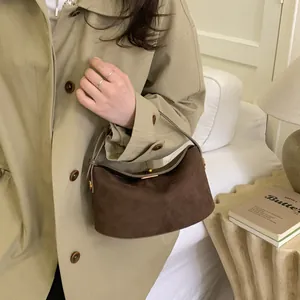Sac à main minimaliste vintage en daim marron foncé avec design demi-lune et détails dorés