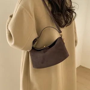 Sac à main croissant en daim marron avec double bandoulière et détails dorés