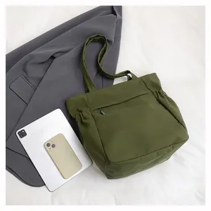 Grande borsa tote in nylon verde militare con coulisse laterale e tasca con cerniera