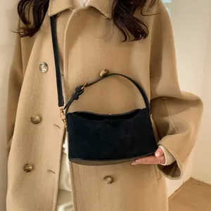 Sac croissant minimaliste en daim noir pour femme avec détails en métal doré chic