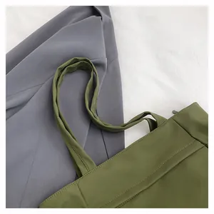 Dettaglio della borsa tote verde oliva con cuciture di qualità e chiusura a cerniera