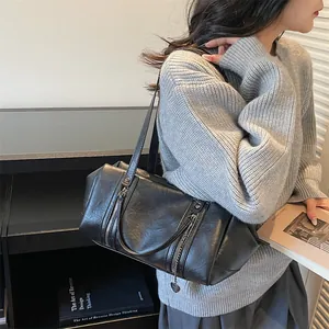 Sac sous le bras cylindrique noir rétro en similicuir avec breloques coeur en métal