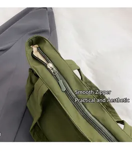 Dettaglio della cerniera fluida e del tessuto in nylon della borsa verde oliva