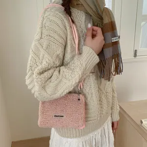 Sac bandoulière en peluche rose pour femme en laine d'agneau douce avec étiquette
