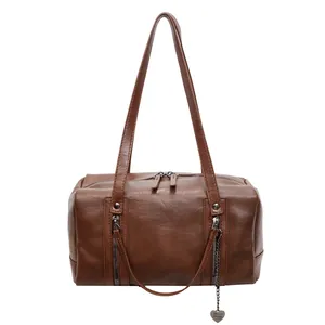 Sac sous le bras vintage marron en similicuir texturé avec breloque cœur